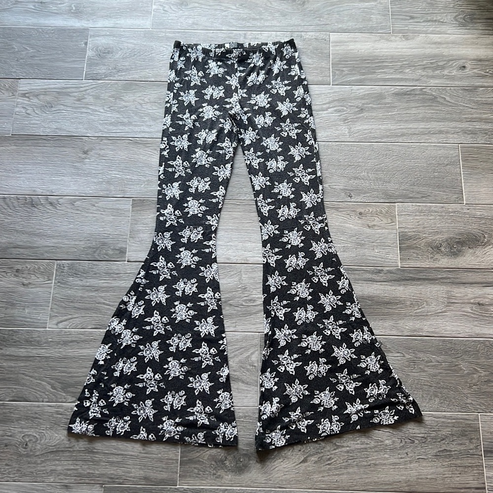 Volcom black and white floral print flare leggings